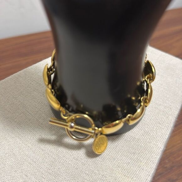 Anne Klein Signed Vintage Gold Tone Square Link Toggle Closure Bracelet. - Picture 5 of 6